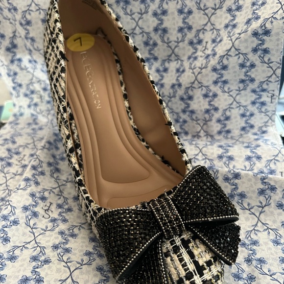 BCBG Sz.7 Heel/Pumps w/Statement Bows - BrandNew! - Picture 4 of 4